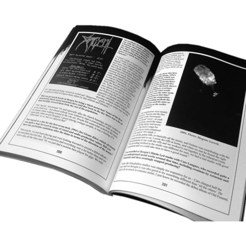 Книжка Cult Never Dies The Mega Zine