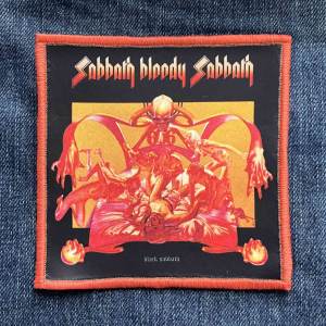 Нашивка Black Sabbath - Sabbath Bloody Sabbath друкована червона кайма